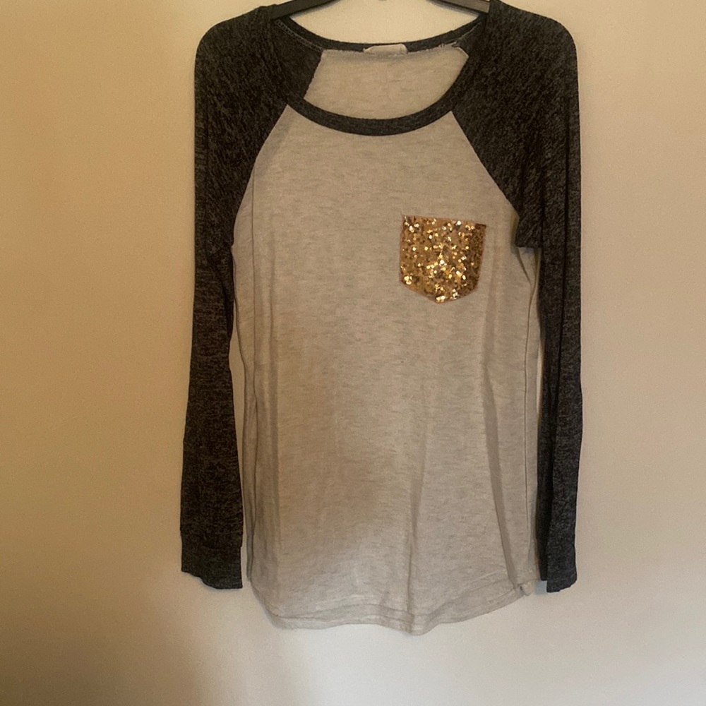 Long sleeve grey white shirt with glitter pocket